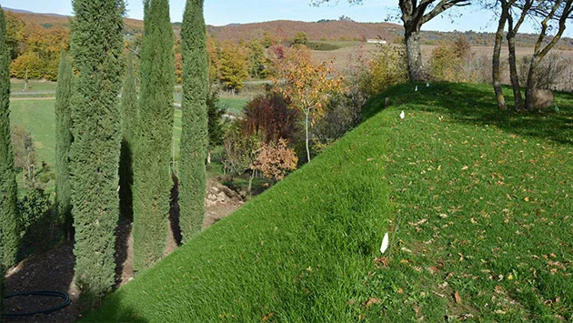 Le gazon naturel sur terrain en pente : la solution biotextile